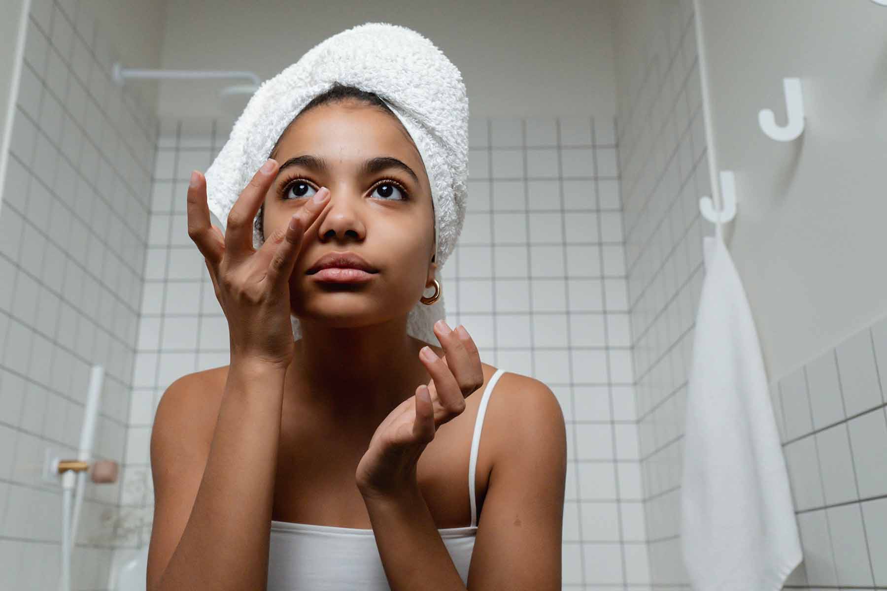 Guide to Caring for the Sensitive Skin Around the Eyes